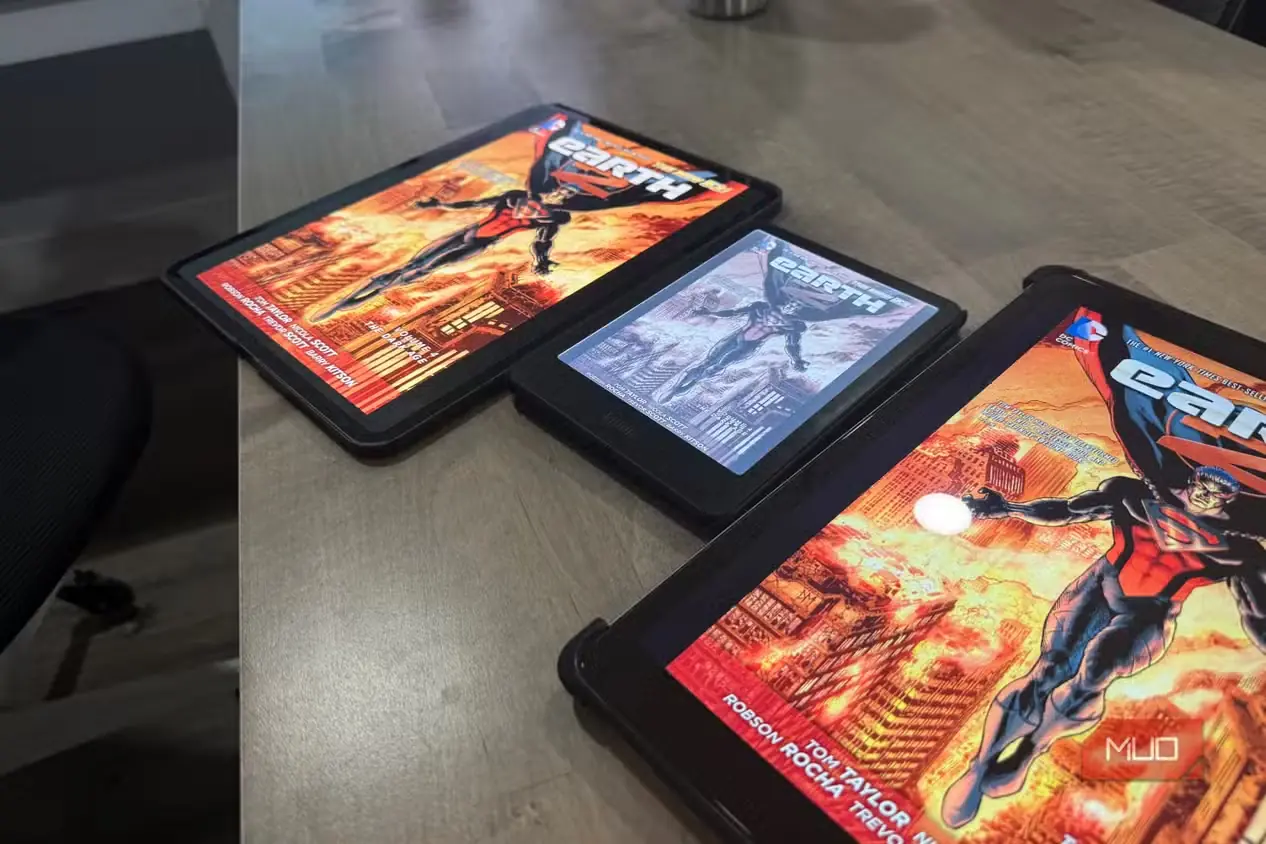 نمایش جلد کمیک روی iPad Pro 13، Kindle Colorsoft و iPad Pro 12.9 روی میز