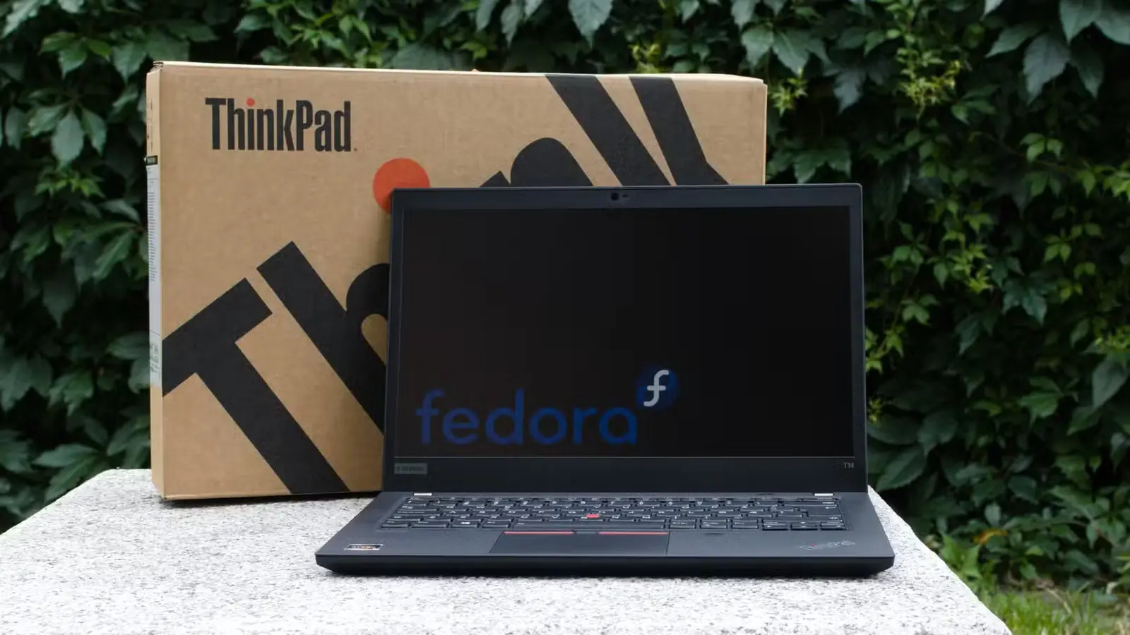 لپتاپ ThinkPad با نشان Fedora روی نمایشگر