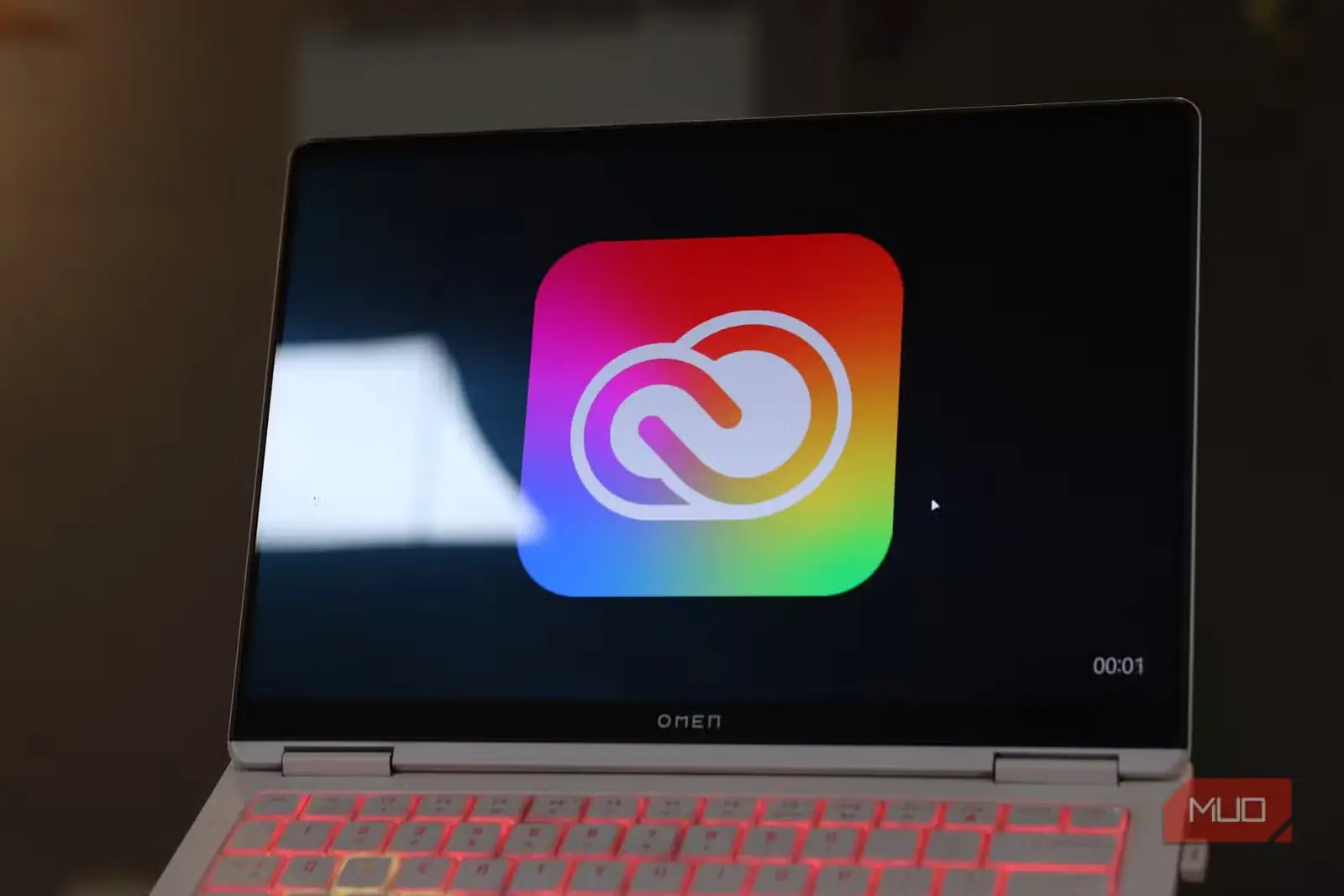 نشان Adobe Creative Cloud روی صفحهنمایش لپتاپ