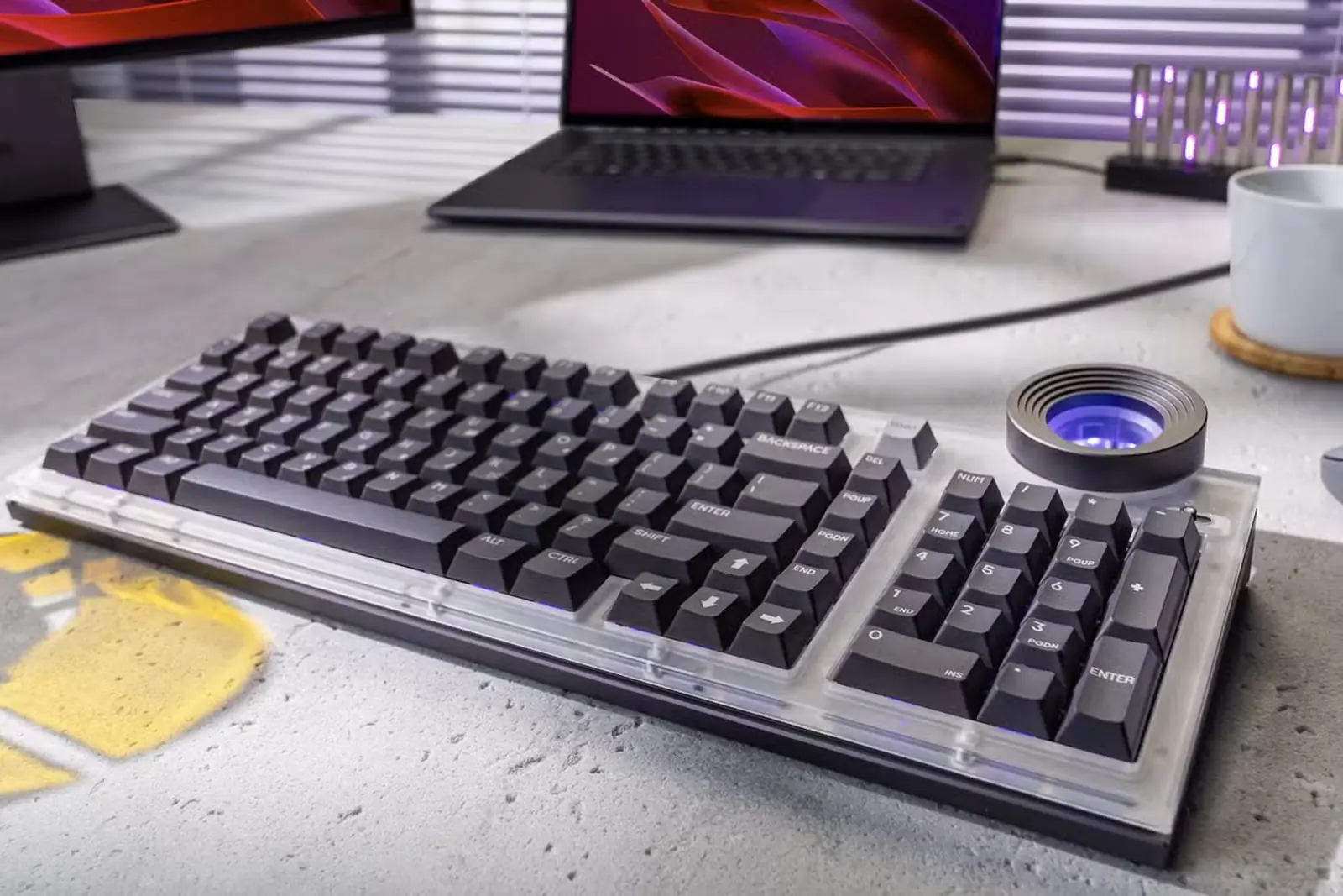 صفحهکلید Lenovo Yoga Creative Keyboard روی میز کار