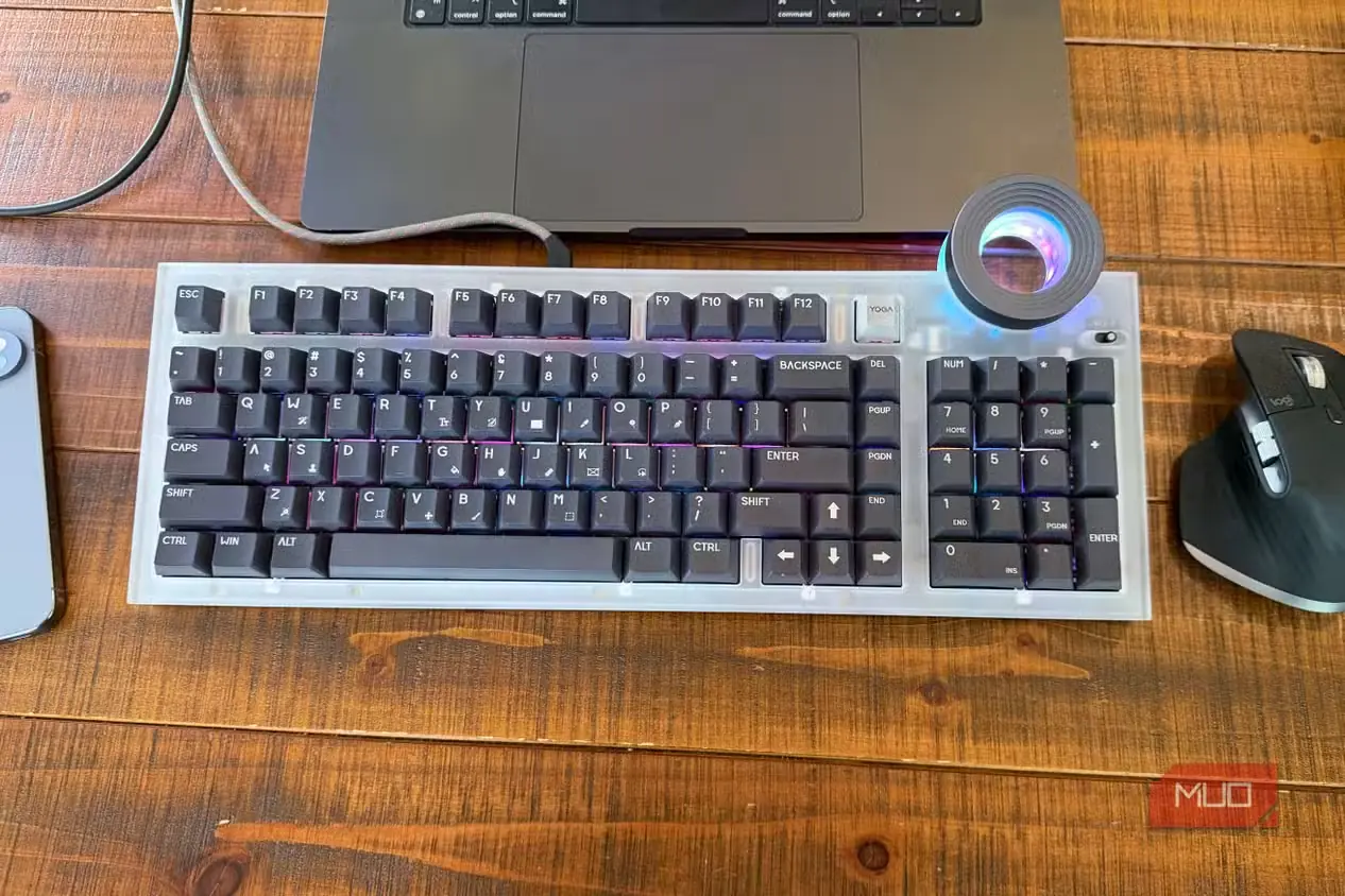 صفحهکلید Lenovo Yoga Creative Keyboard در کنار ماوس Logitech