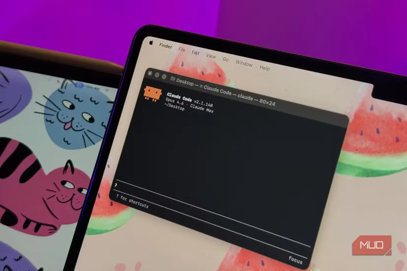 تصویر Claude Code در کنار MacBook