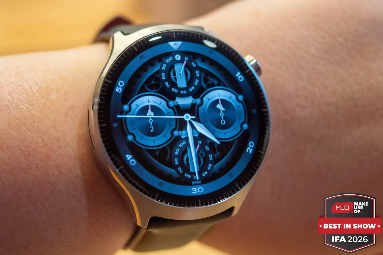 نمای صفحه ساعت Motorola Moto Watch Ultra همراه با نشان جایزه