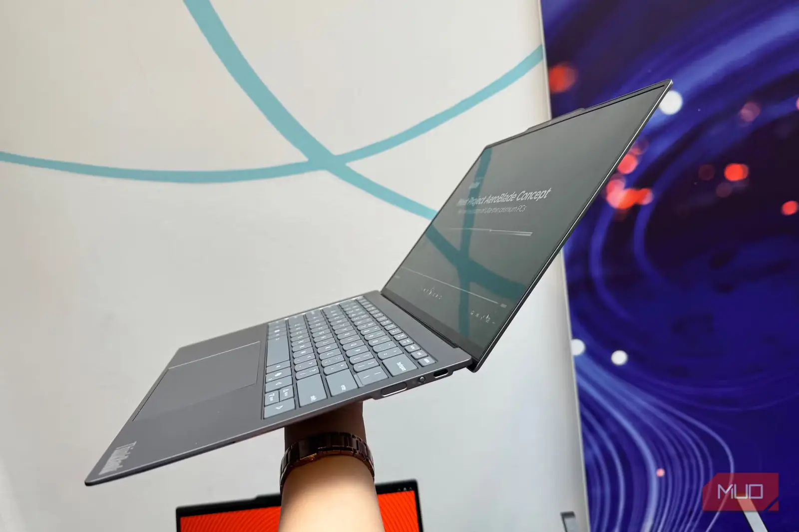 دستی که لپتاپ باریک ThinkPad را با اسلاید طرح مفهومی Project AeroBlade بالا گرفته است
