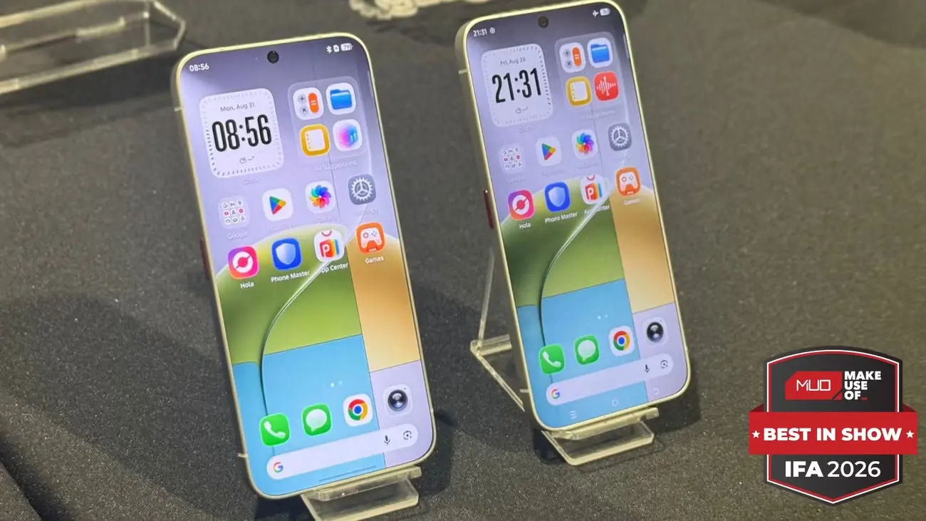 دو گوشی Android روی پایه با صفحههای اصلی پاستلی و ابزارکهای ساعت