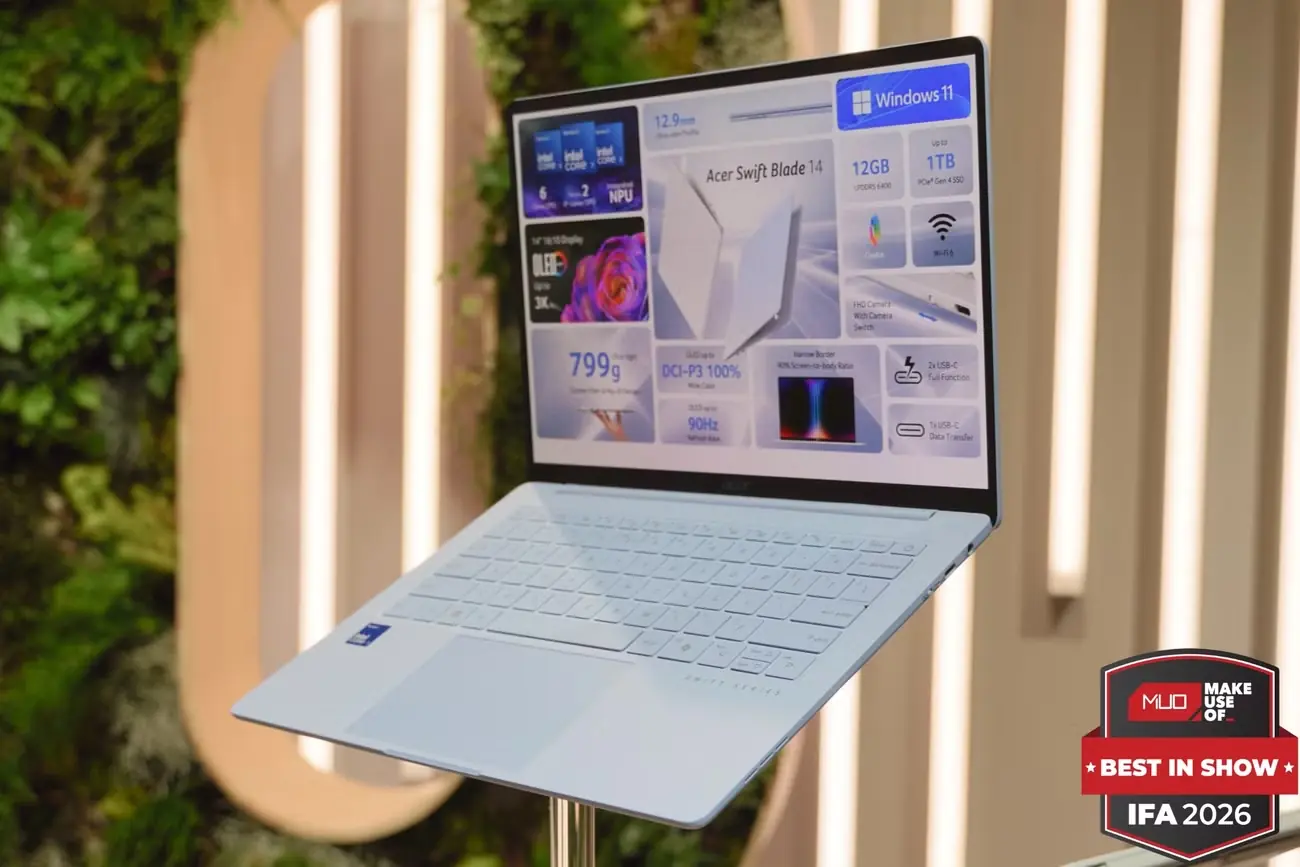 لپتاپ Acer Swift Blade 14 روی پایه، همراه با نشان برگزیده نمایشگاه MUO