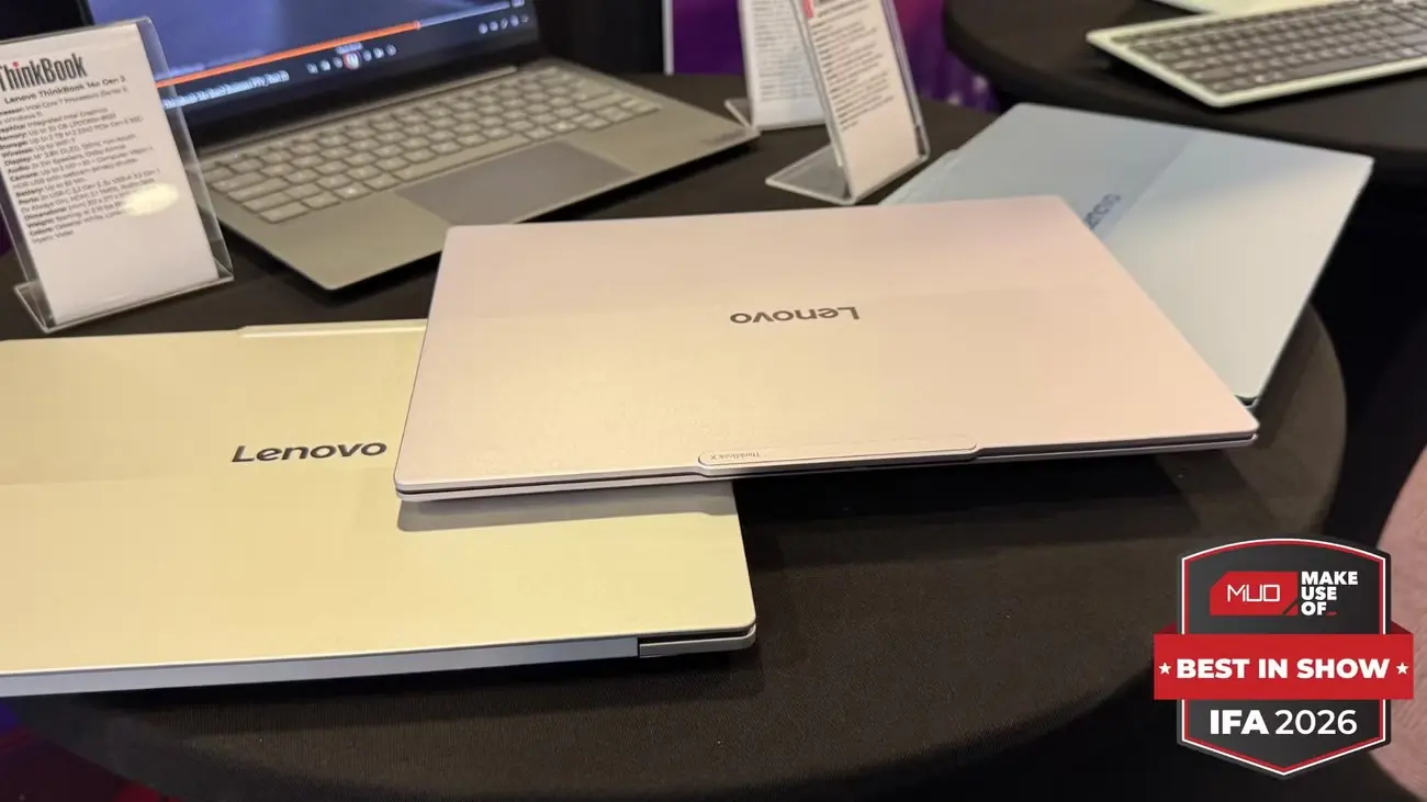 لپتاپهای بسته Lenovo ThinkBook X که در سالن نمایشگاه IFA 2026 روی میز چیده شدهاند