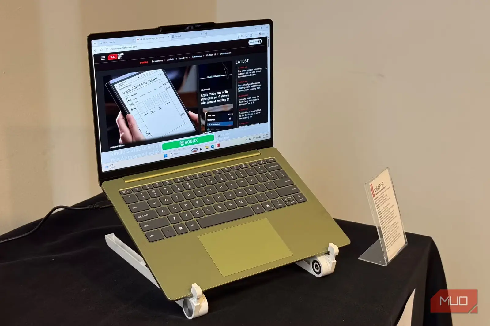 نمای باز Lenovo IdeaPad Vibe 14 زیتونیرنگ روی پایه لپتاپ