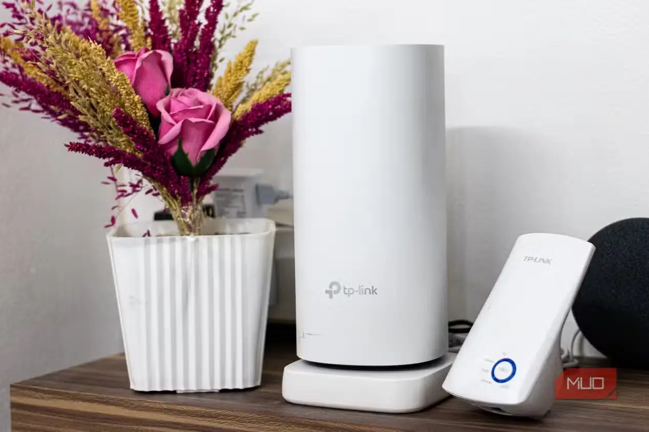 روتر مش TP-Link Deco در کنار تقویتکنندهٔ وایفای