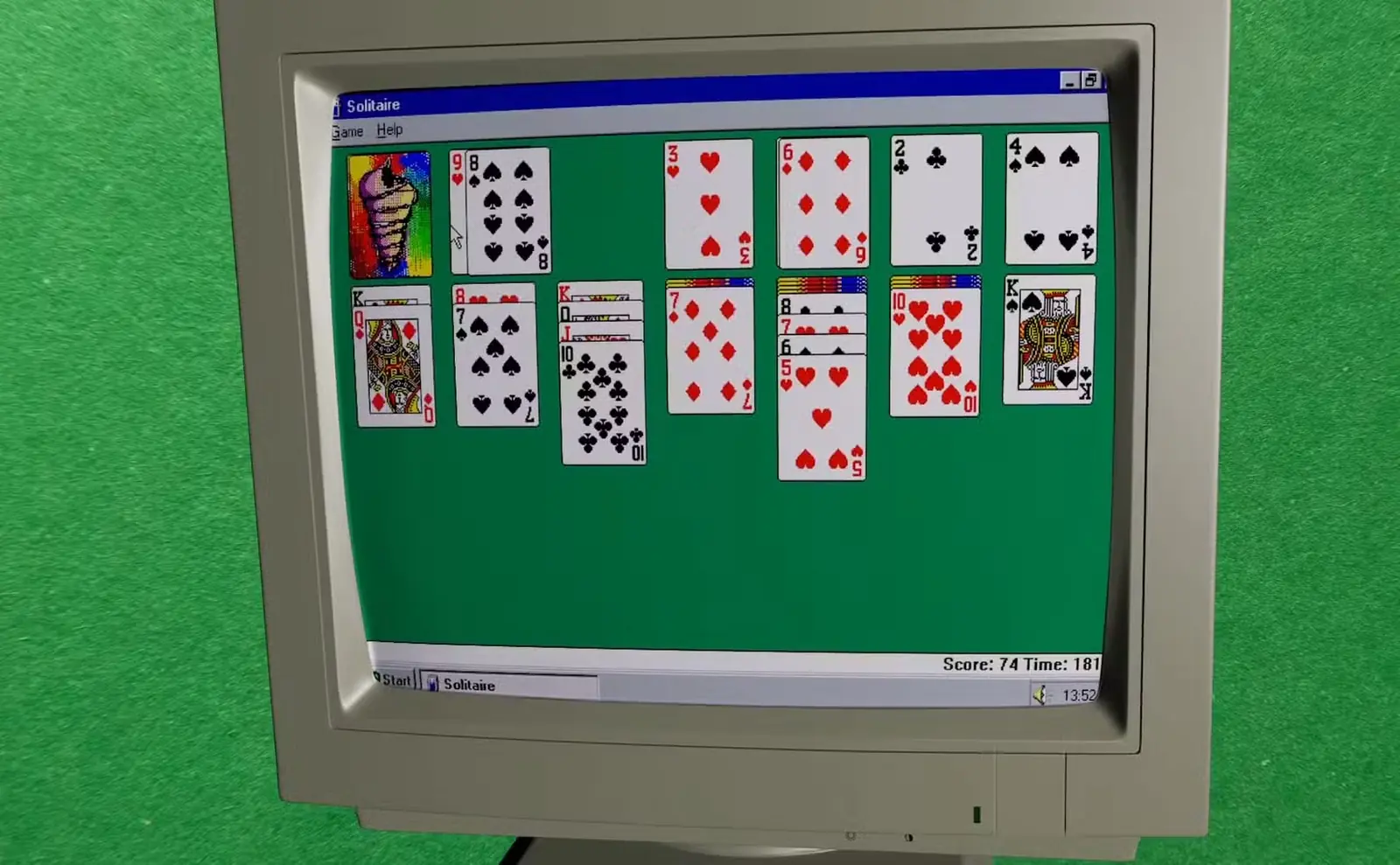 بازی کلاسیک سولیتیر Windows روی نمایشگری قدیمی