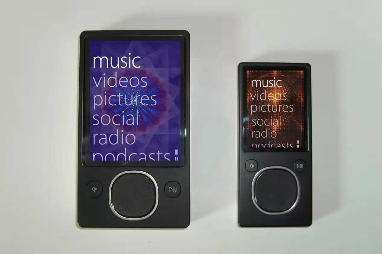 دو دستگاه مشکی Zune 80 و Zune 4 کنار یکدیگر