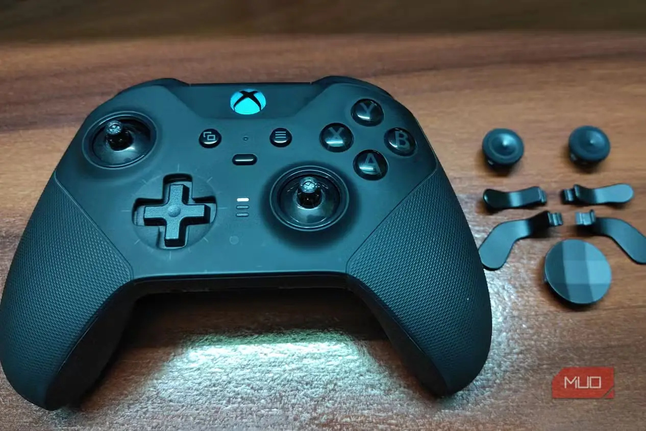 دستهٔ Xbox Elite Series 2 همراه با لوازم جانبی آن