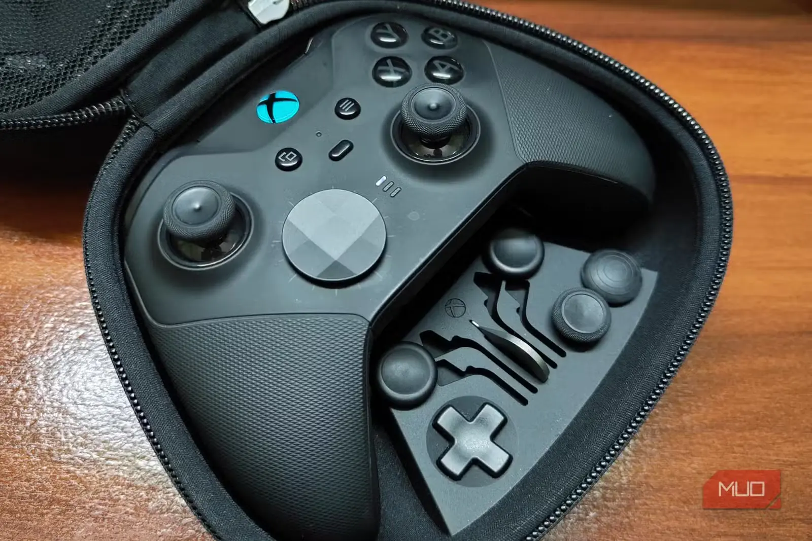 دستهٔ Xbox Elite Series 2 همراه با لوازم جانبی و کیف حمل