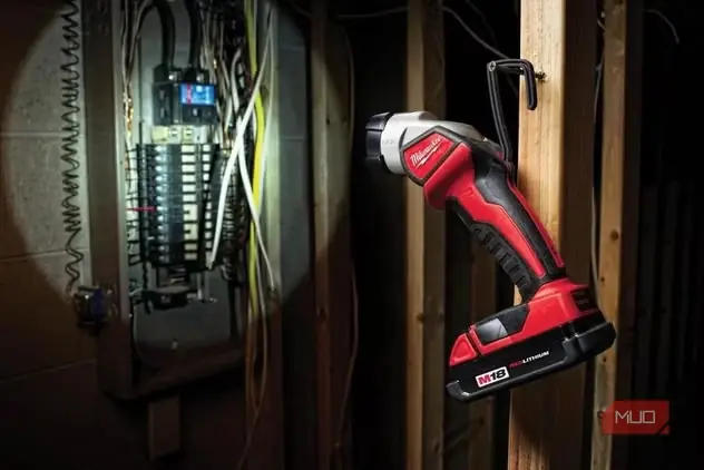 چراغ کار Milwaukee m18 کنار تابلو برق