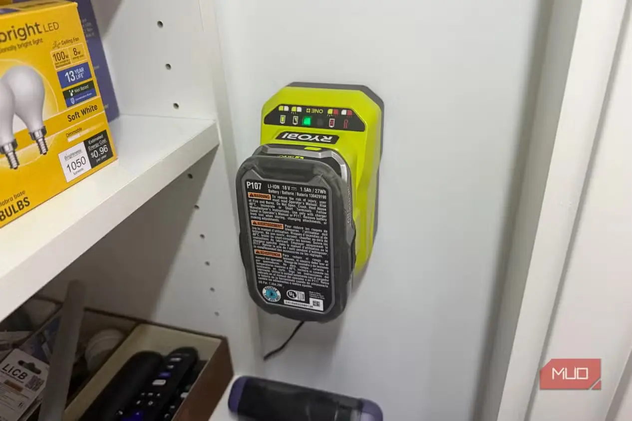 باتری لیتیومی ryobi 18v روی شارژر دیواری