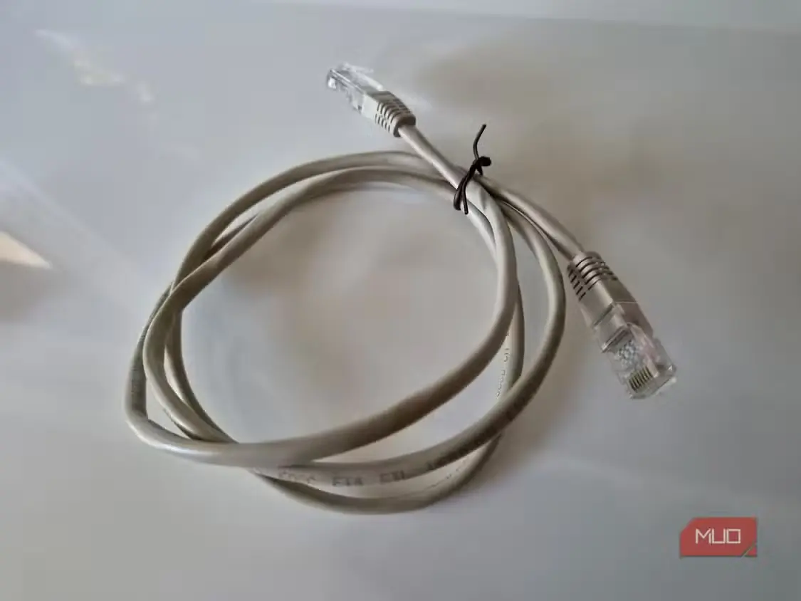 کابل اترنت روی سطحی سفید