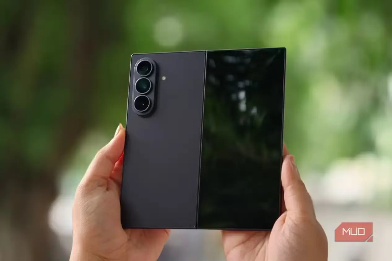 نمایشگر بیرونی Samsung Galaxy Z Fold 8 Ultra در دست یک فرد
