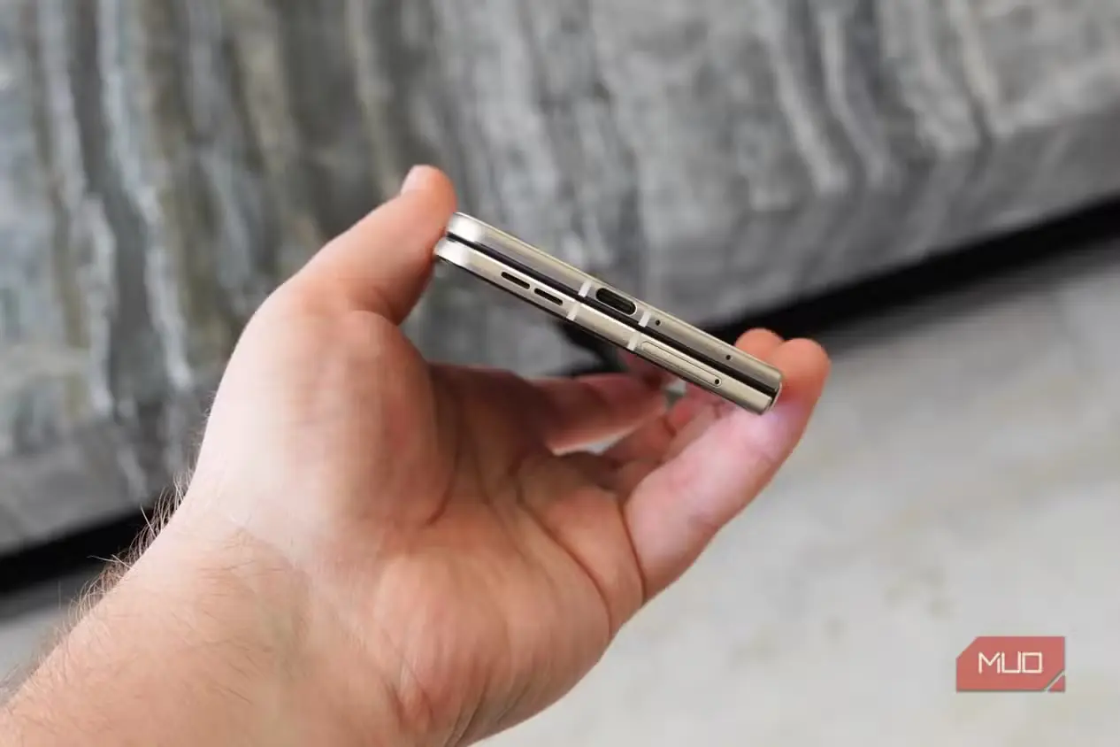 نمای بخش زیرین گوشی Motorola Razr Fold