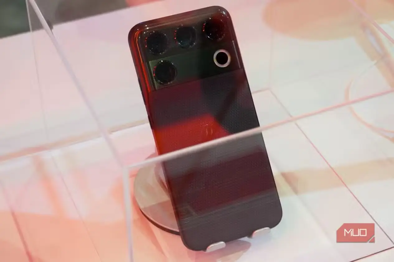 نمایش گوشی Motorola Signature 27 در محفظه شیشهای اجلاس Snapdragon