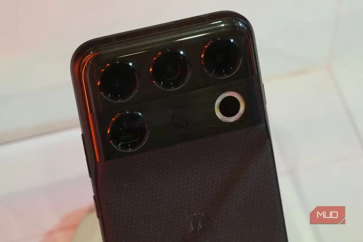 نمای نزدیک Motorola Signature 27 در ویترین شیشهای اجلاس Snapdragon