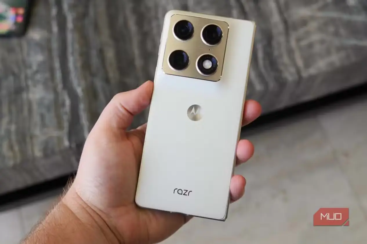 نمای پشتی گوشی Motorola Razr Fold