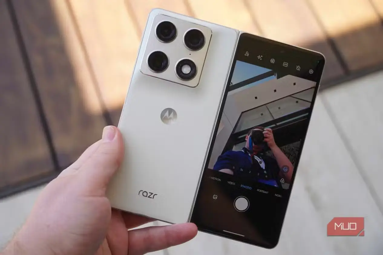 گوشی Motorola Razr Fold در دست با پیشنمایش روشن صفحه بیرونی