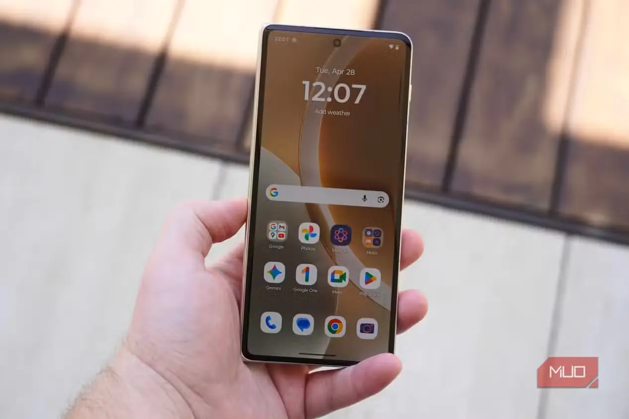 نمای جلویی گوشی Motorola Razr Fold