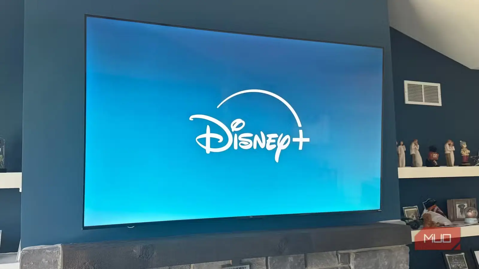 تلویزیون هوشمند ۷۵ اینچی TCL Roku در حال نمایش صفحهٔ بارگیری Disney+