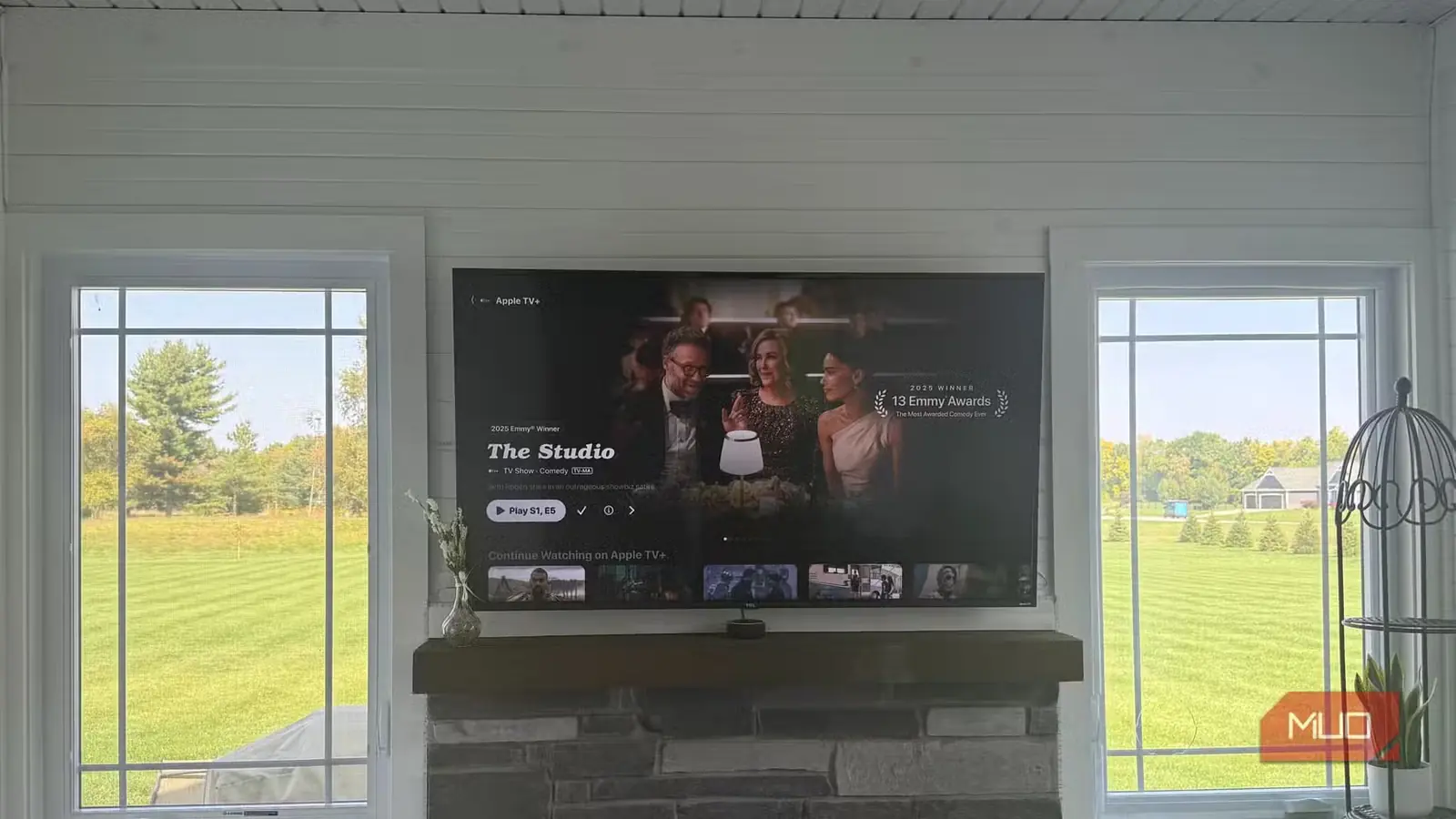 برنامهٔ Apple TV روی تلویزیون هوشمند TCL Roku در حال نمایش «استودیو»