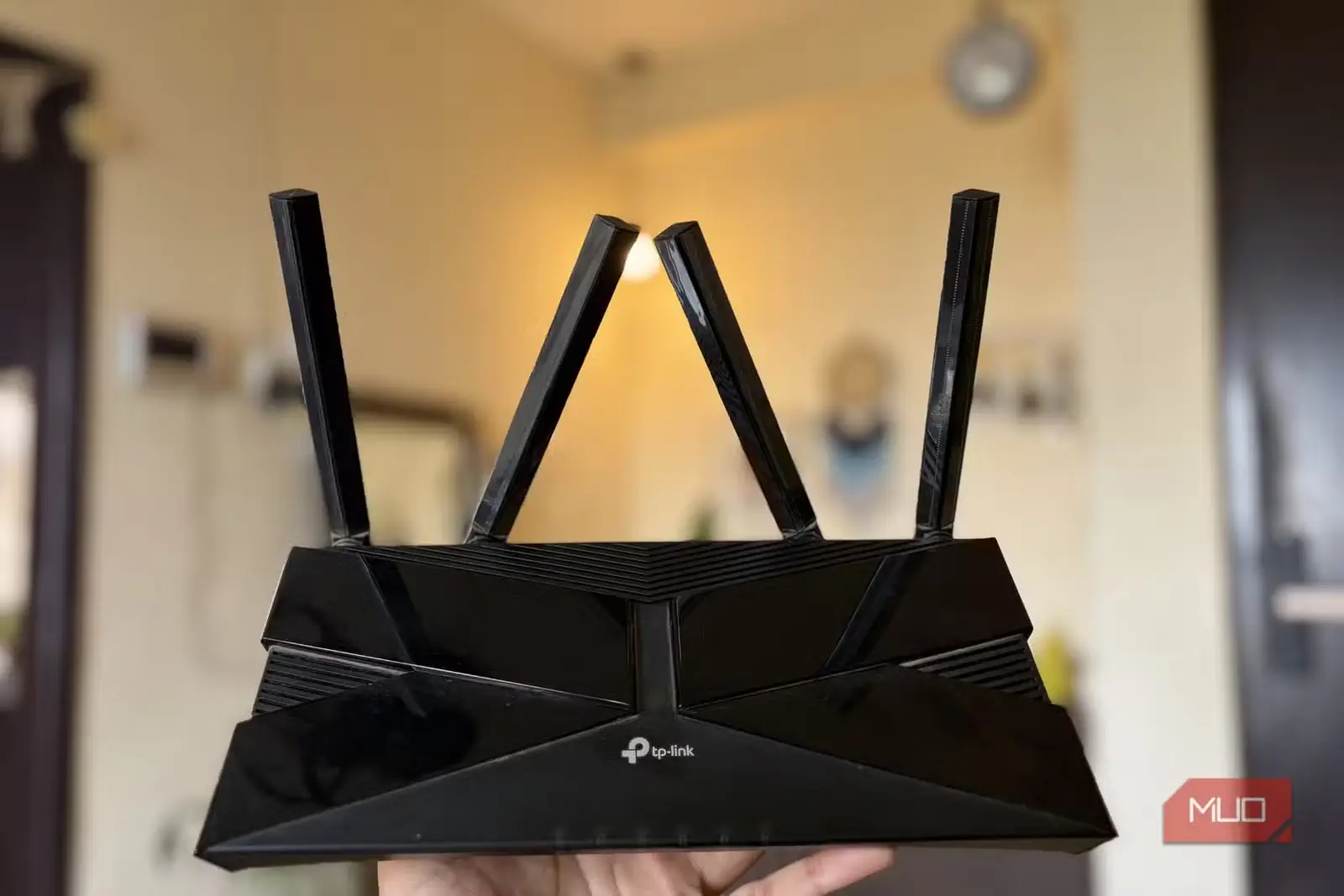 نمای کامل روتر TP-Link Wi-Fi 6 با آنتنها در دست