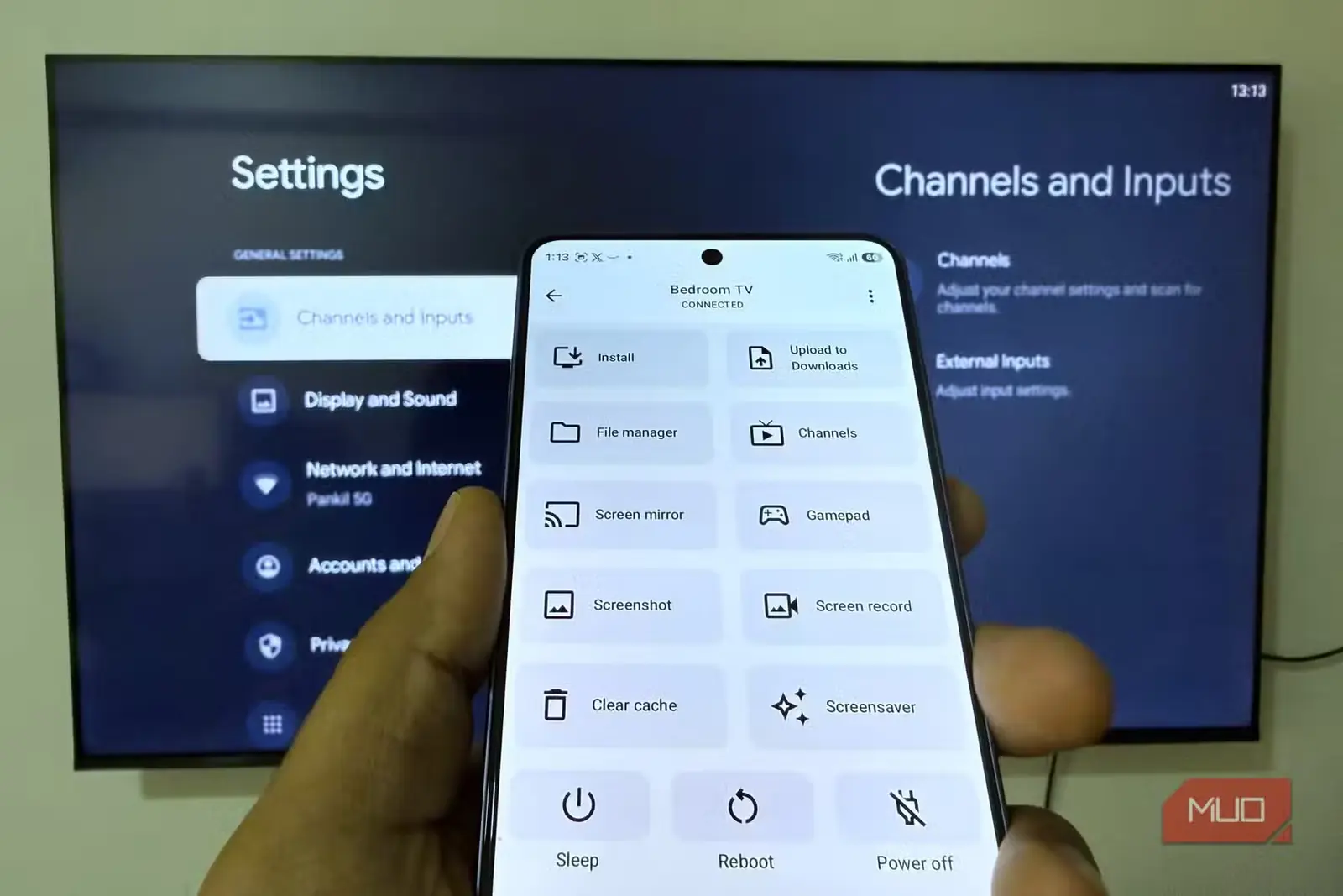 گوشی نمایشدهنده برنامه atvTools در برابر تلویزیون