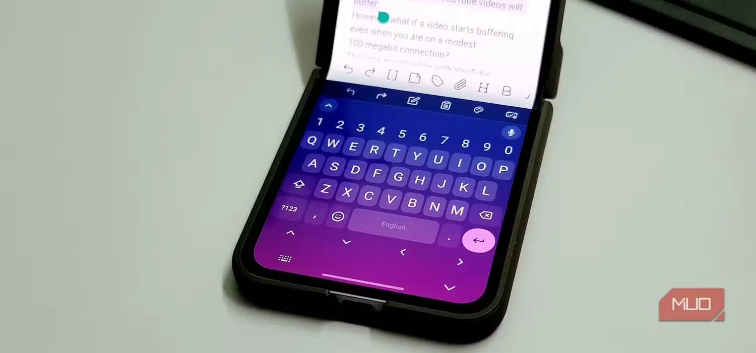 نمای بازشدهٔ FUTO Keyboard روی گوشی Samsung Galaxy Z Flip 6-1
