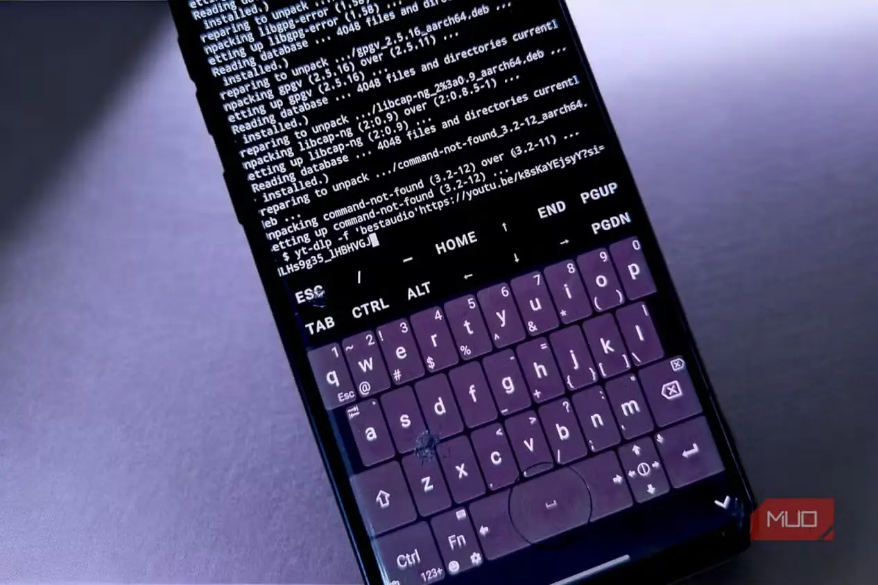 صفحهٔ گوشی هوشمند با صفحهکلید Unexpected Keyboard فعال در نشست پایانهٔ Termux