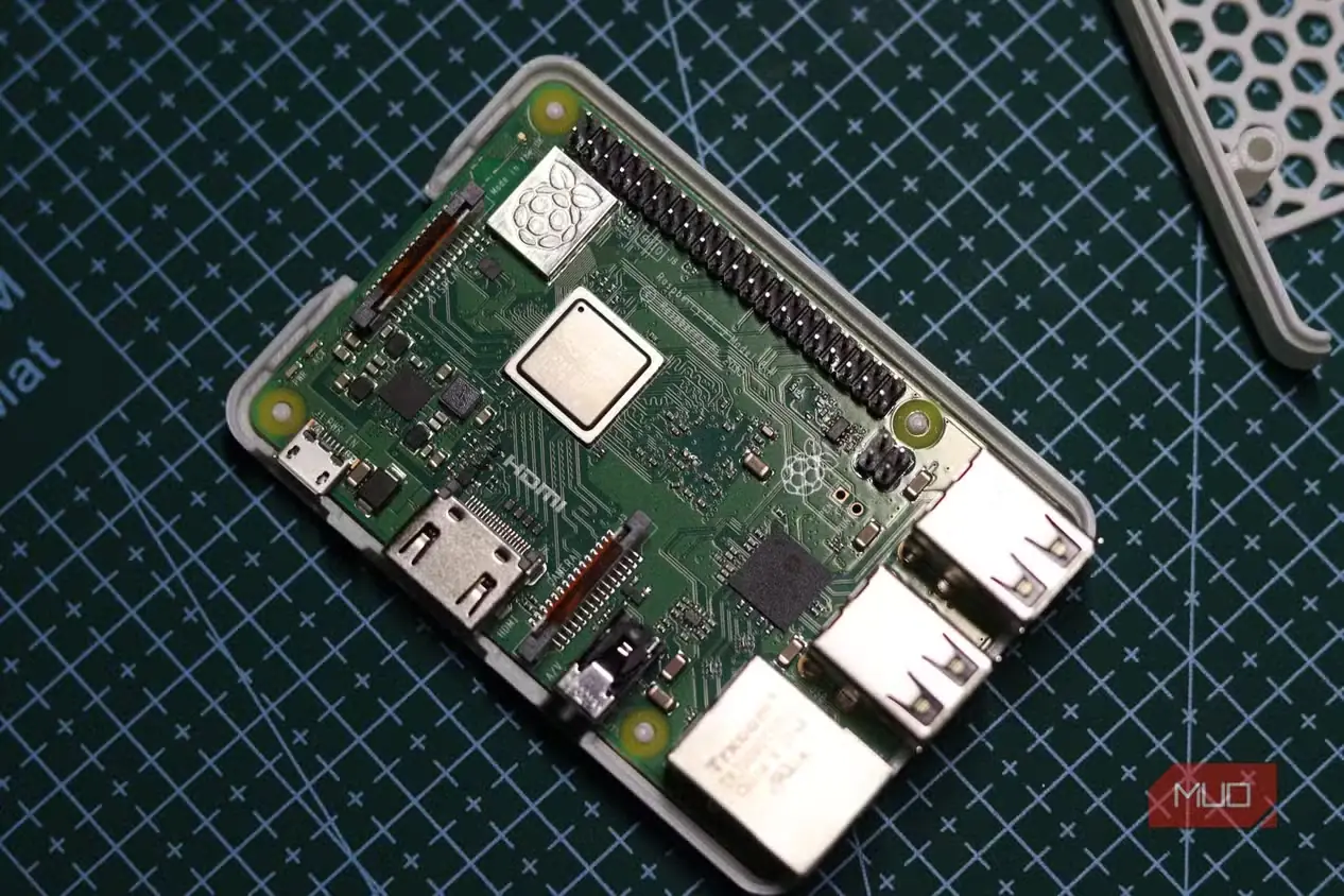 نمای بالایی از برد Raspberry Pi 3