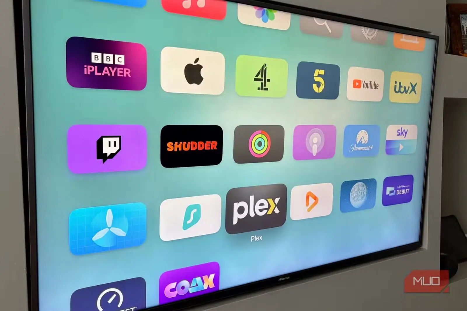 صفحه اصلی Apple TV با برنامه برجستهشده Plex در کنار برنامه Infuse