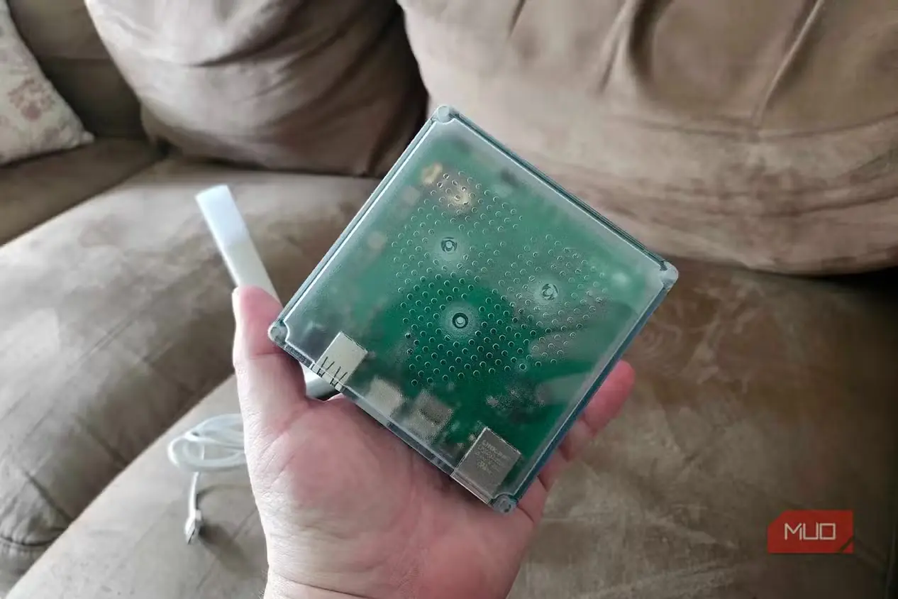 دستگاه Home Assistant Green در دست کاربر