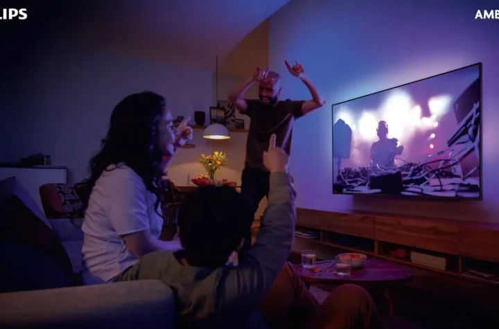 تلویزیون Philips Ambilight TV QLED Series که اتاق را به بخشی از تجربه تماشا تبدیل می‌کند