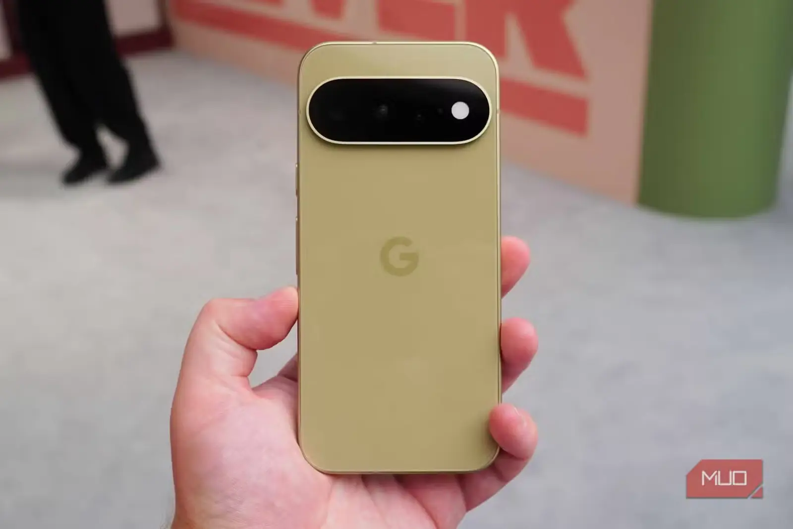 مدل پایهٔ Pixel 11 با رنگ پستهای در دست