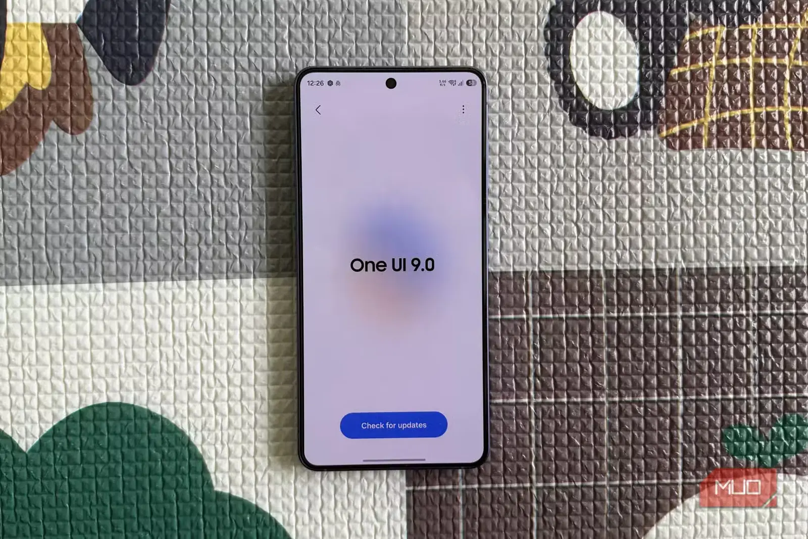 گوشی S26 در حال نمایش صفحه بهروزرسانی One UI 9