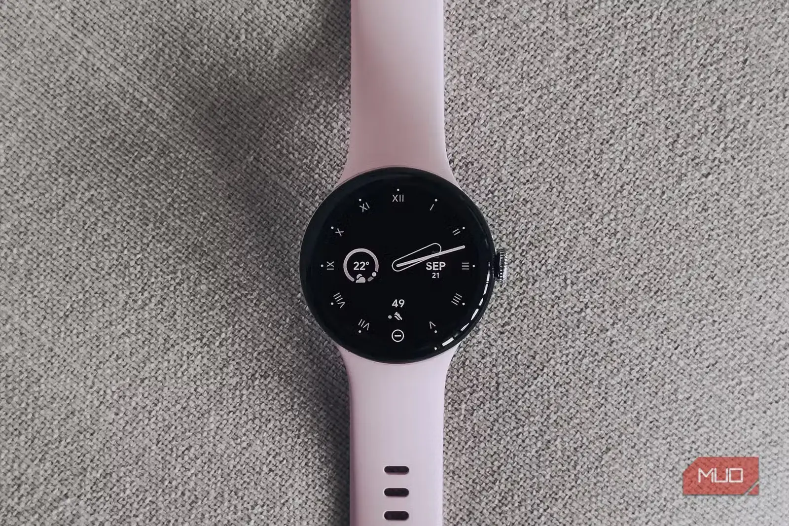 ساعت Google Pixel Watch 3 روی پارچه سفید