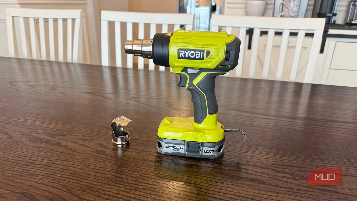 سشوار صنعتی Ryobi روی میز همراه منحرفکننده هوا