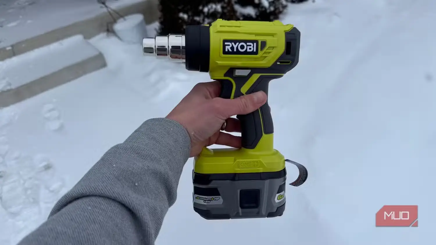 نمای سمت چپ سشوار صنعتی Ryobi در دست میان برف