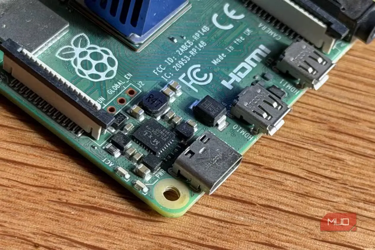 نمای نزدیک از برد Raspberry Pi