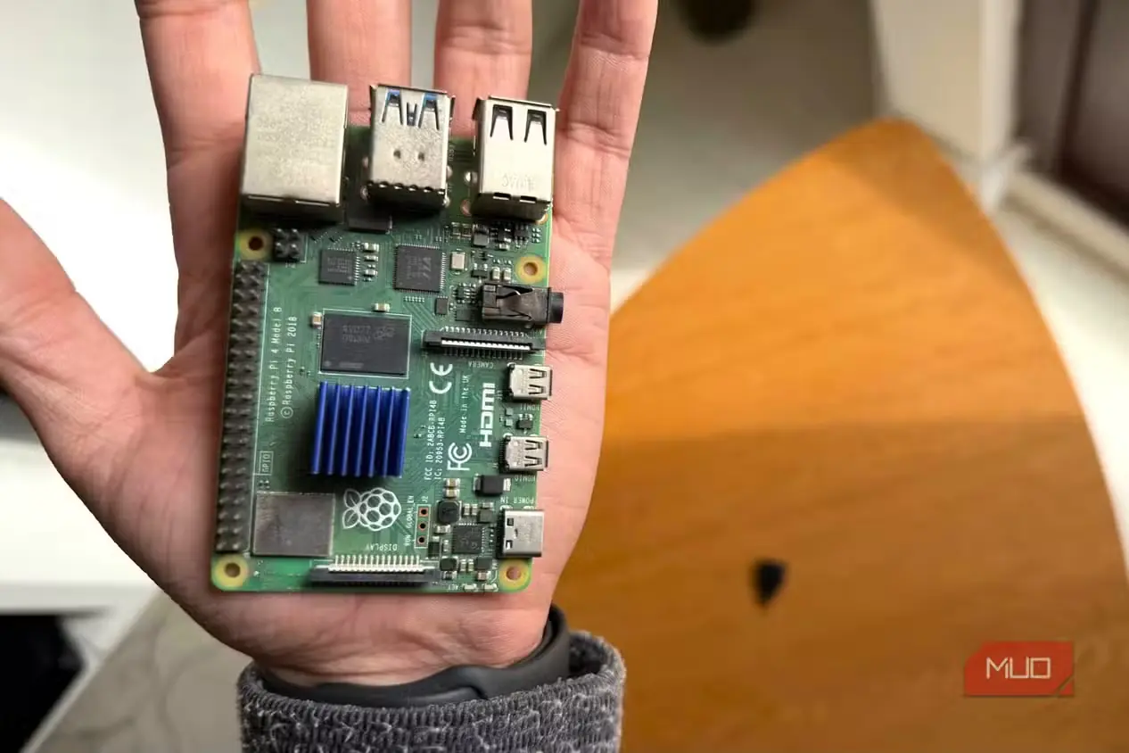 برد Raspberry Pi 4 روی کف دست