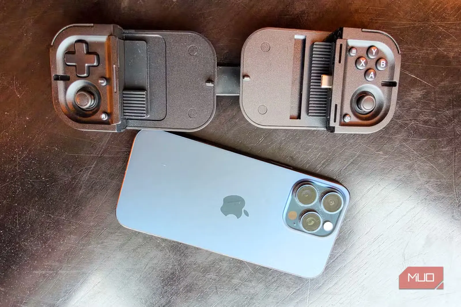 کنترلر Prio در کنار iPhone