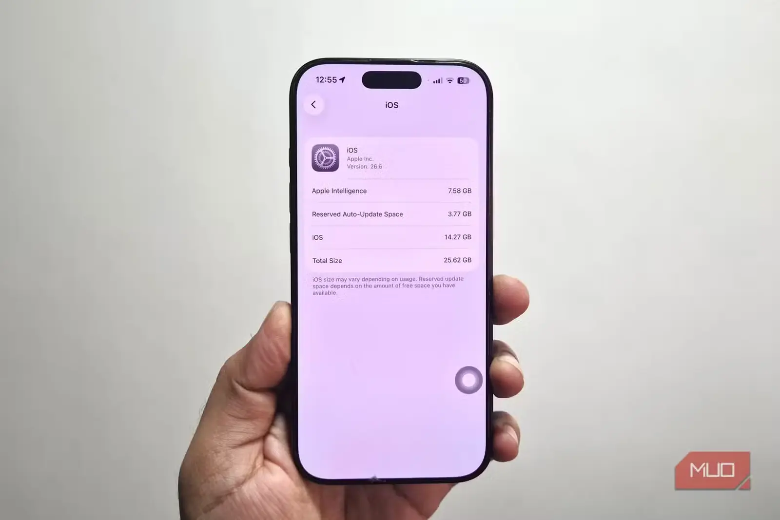 نمایش وضعیت فضای ذخیرهسازی Apple Intelligence روی iPhone در دست کاربر