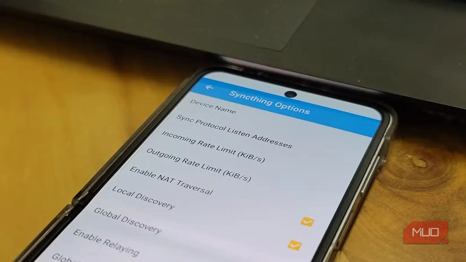 صفحهٔ گزینههای برنامهٔ Syncthing Fork روی گوشی Samsung Galaxy Z Flip 6