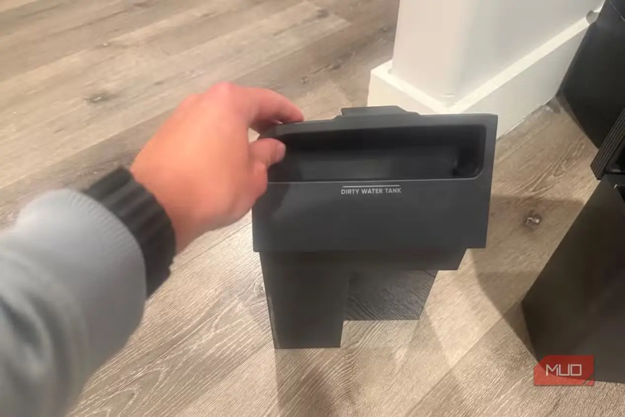 دست در حال بازکردن مخزن آب کثیف eufy X10 Pro Omni