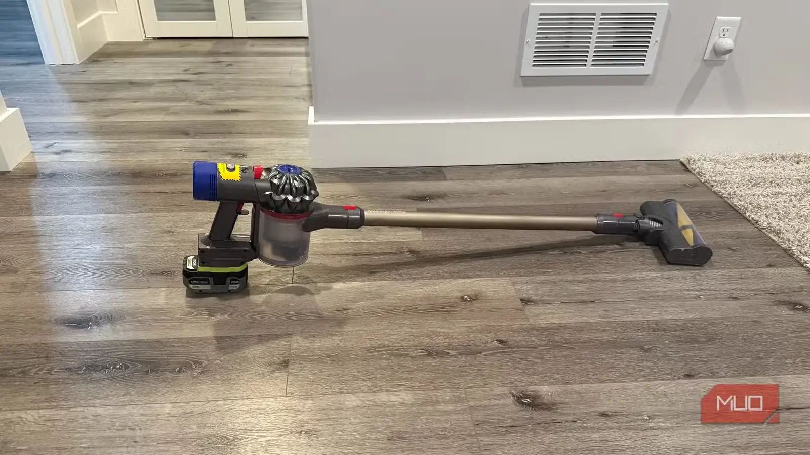 جاروبرقی Dyson V8 با باتری Ryobi