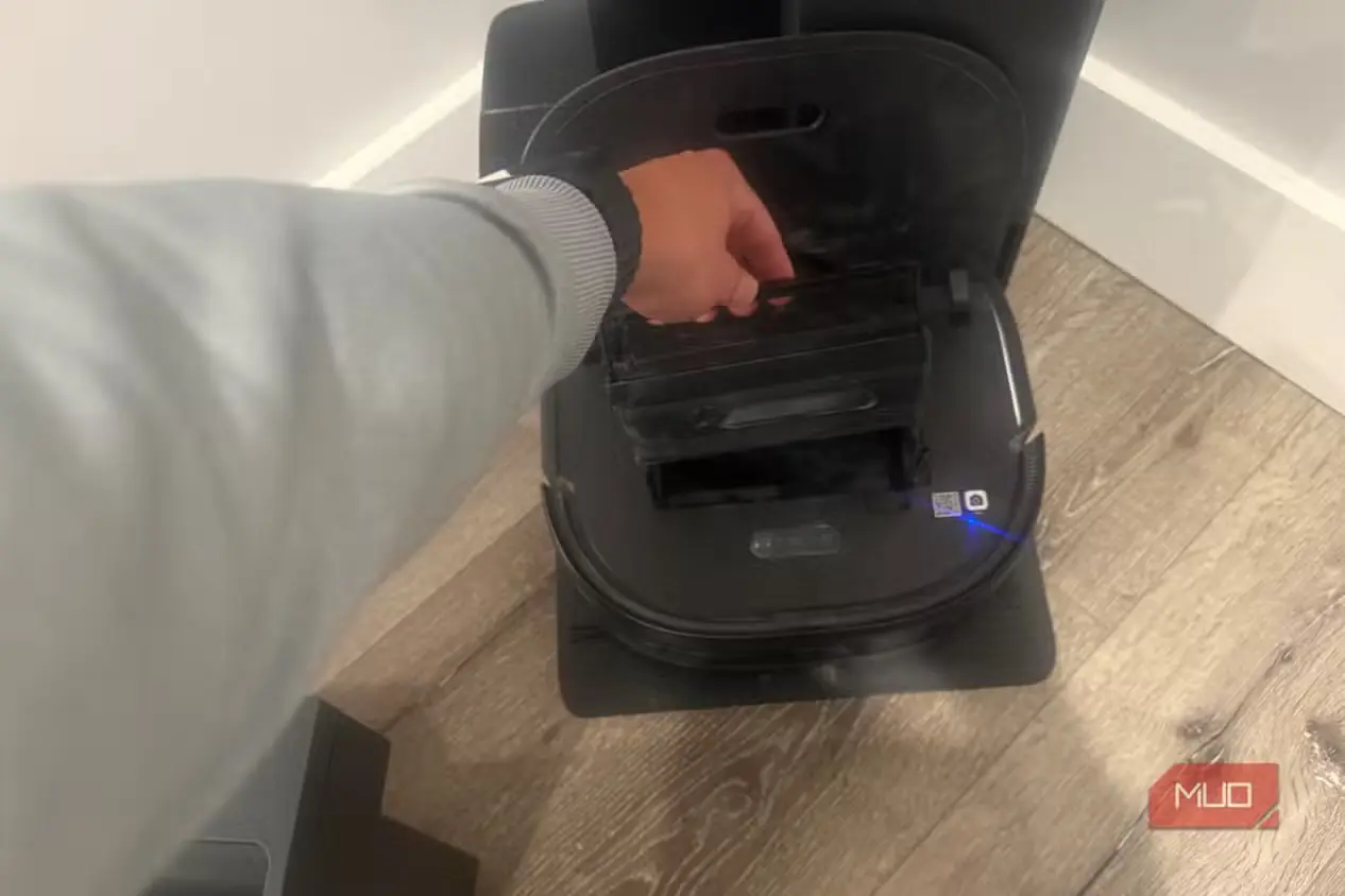 دست در حال بیرونآوردن فیلتر eufy X10 Pro Omni
